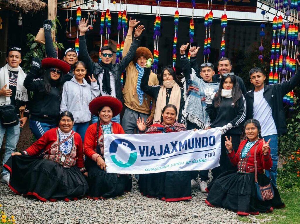 Viajaxmundo group photo with team banner and colorful decorations