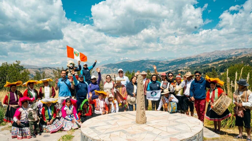 Viajaxmundo team and travelers at a scenic viewpoint overlooking the Cusco valley