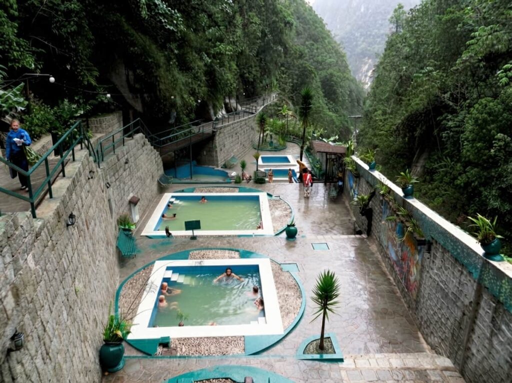 Baños termales de Aguas Calientes, Machu Picchu Pueblo, rodeados de montañas