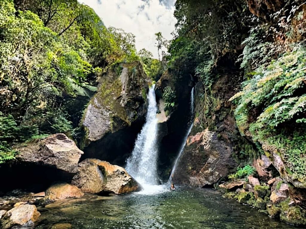 Cataratas de Allcamayo cerca de los baños termales de Aguas Calientes