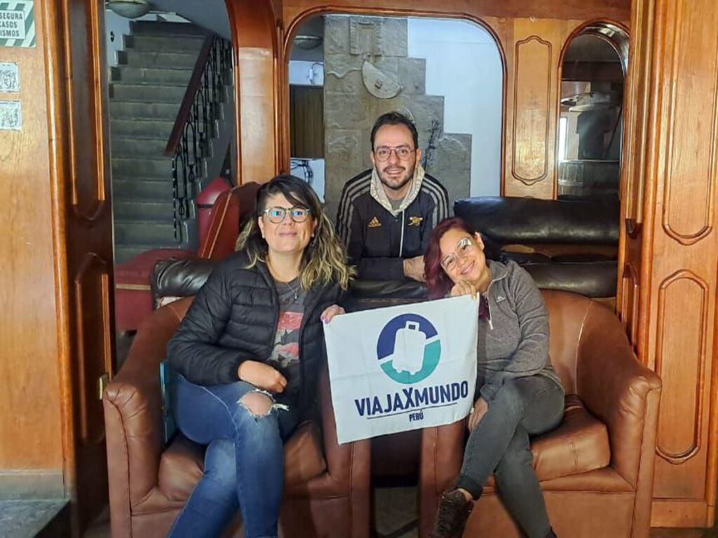 Pasajeros de ViajaXMundo hospedados en una categoría de hoteles en cusco.