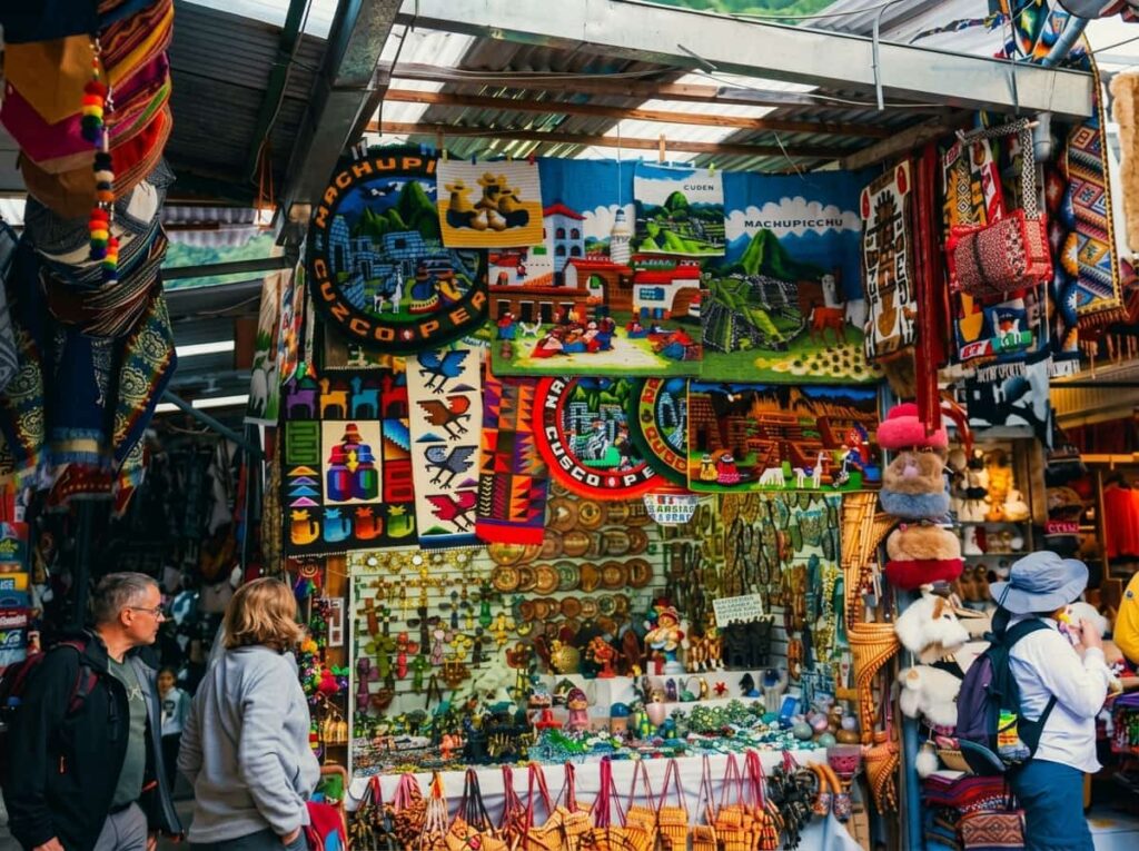 Mercado artesanal de Aguas Calientes frente a la estación de tren