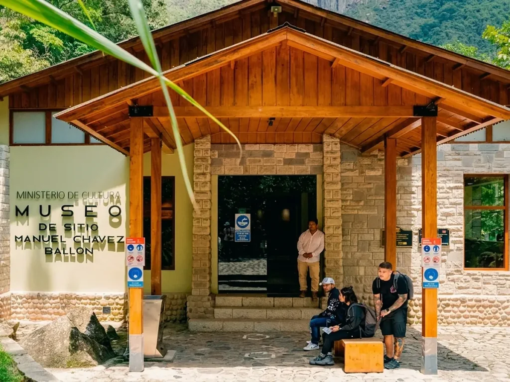 Museo de Sitio Manuel Chávez Ballón en el camino a Machu Picchu
