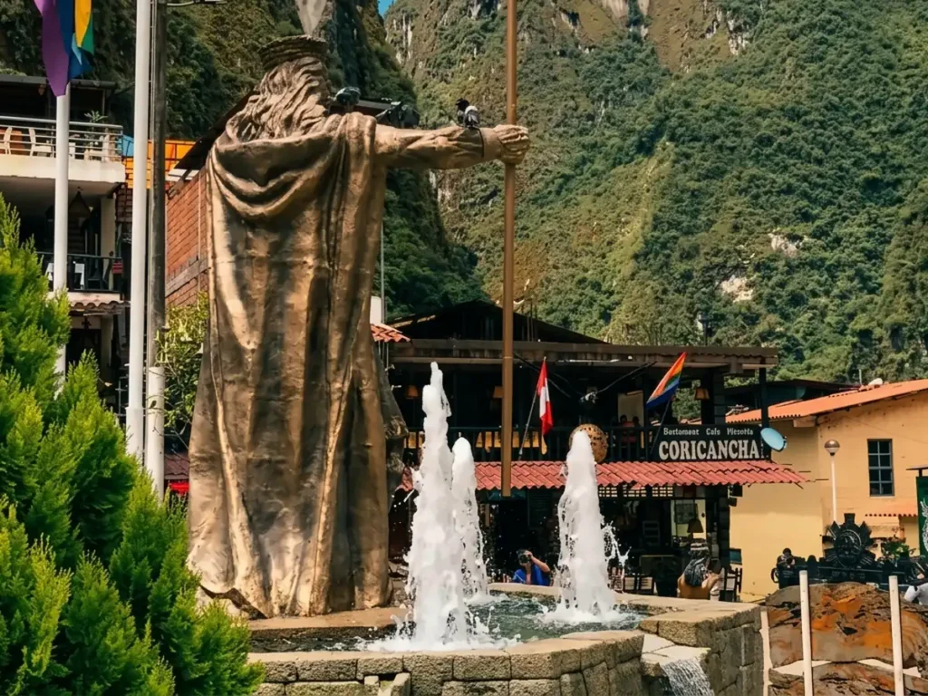 Plaza Manco Cápac y avenida Pachacútec en Aguas Calientes al atardecer