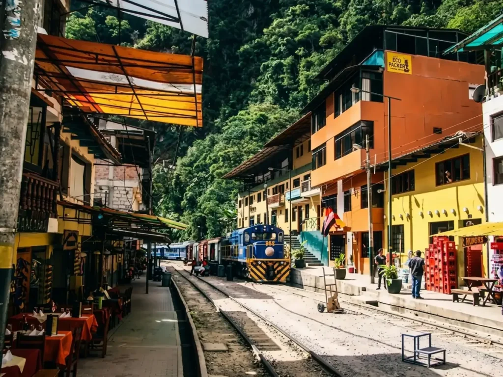 Tren a Aguas Calientes llegando a la estación de Machu Picchu Pueblo