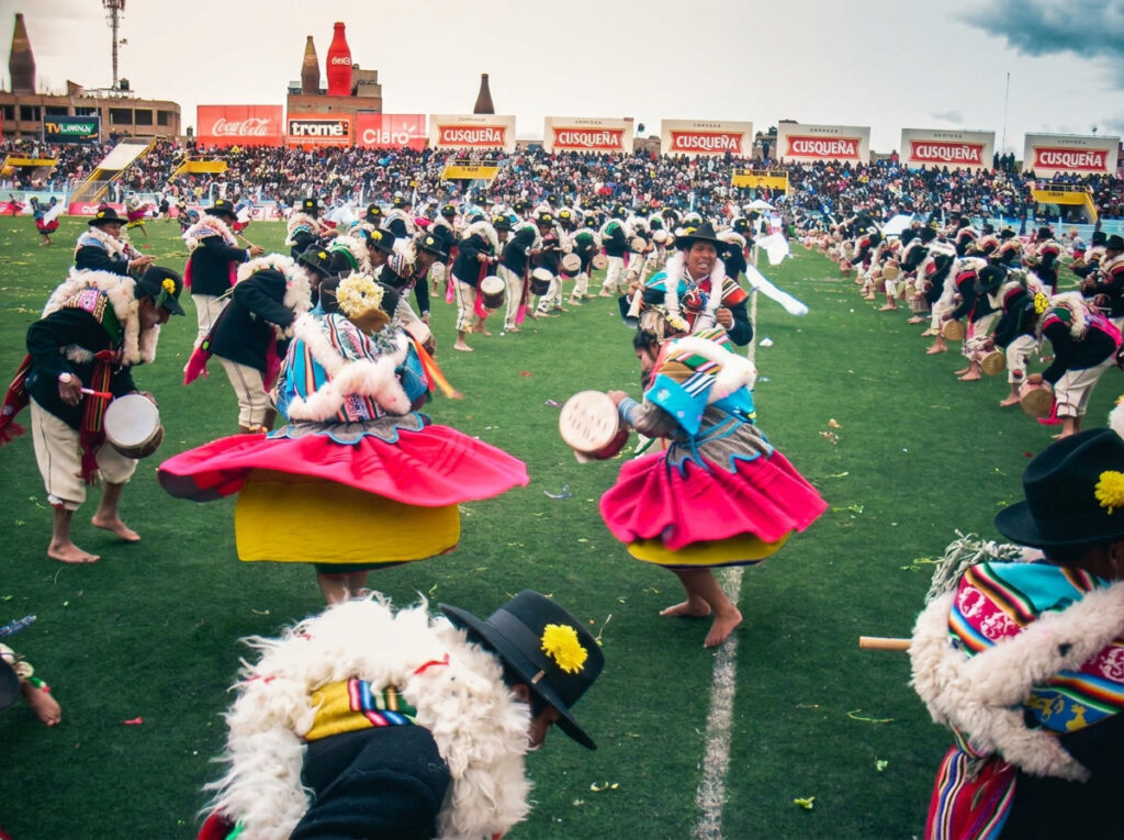 Concurso de danzas autóctonas en Puno