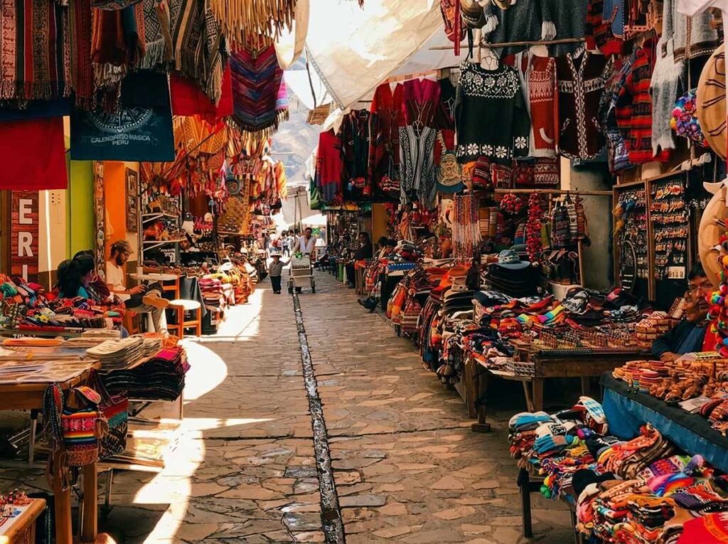 Recuerdos textiles en el mercado de Pisac
