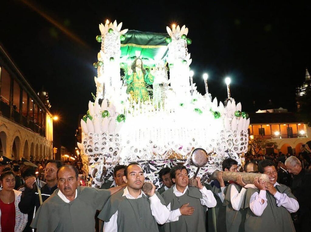 Procesión del Señor del Huero en Ayacucho
