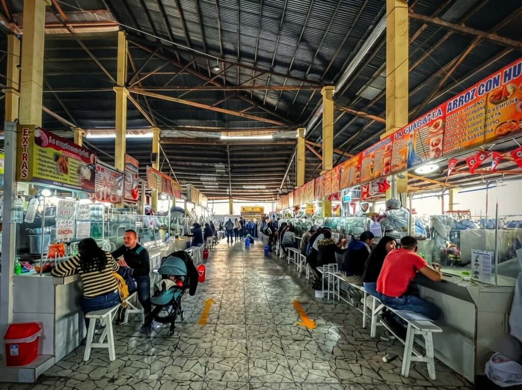 Puestos de comida en el Mercado San Pedro
