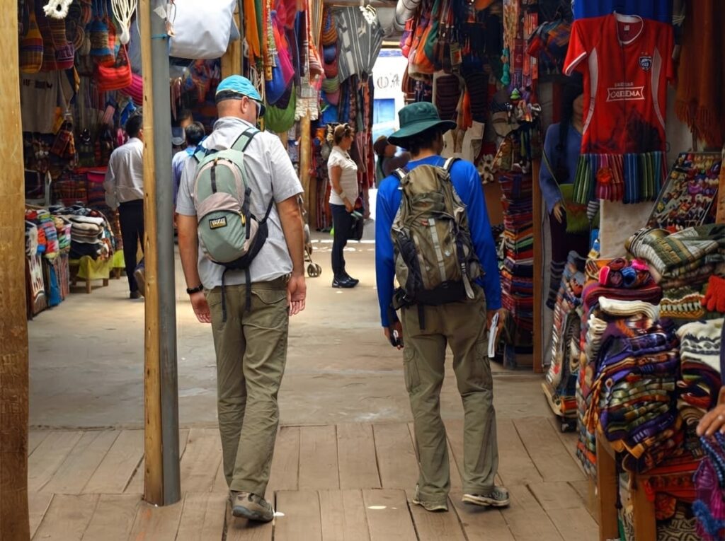 Turista comprando artesanías en Cusco