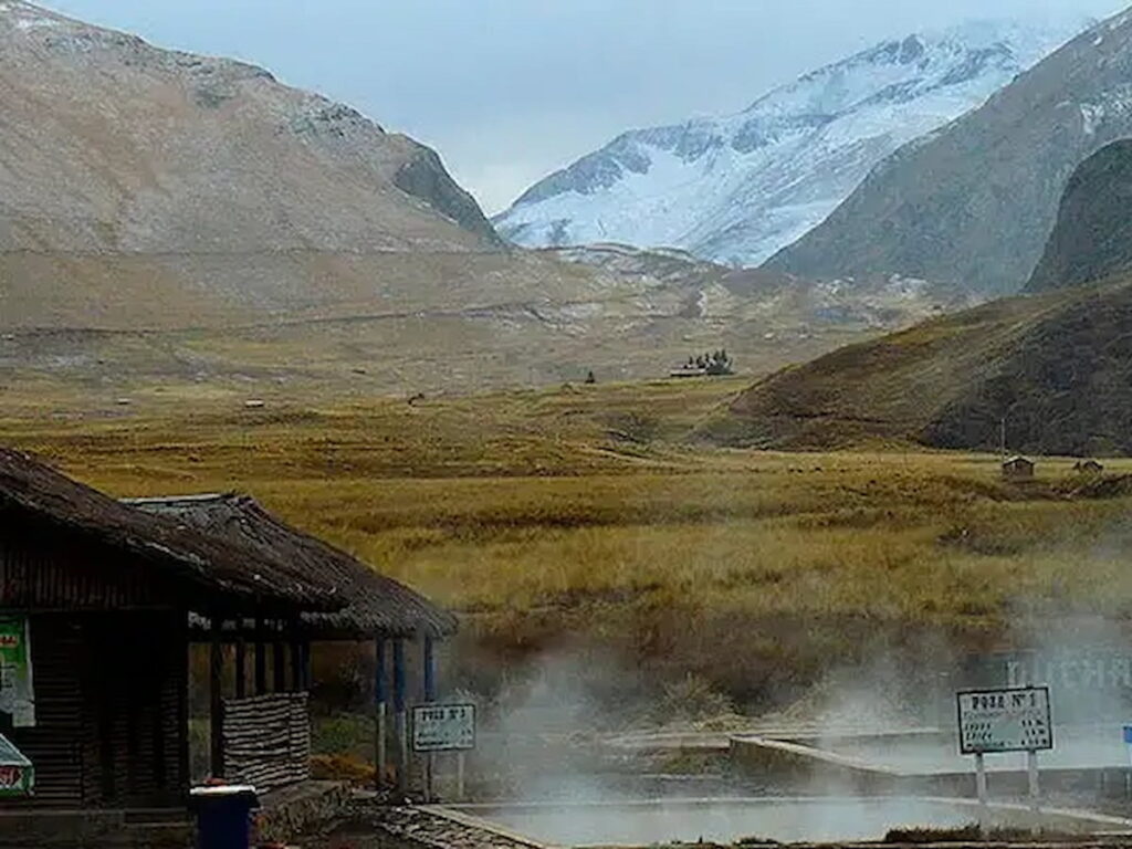 Mirador de Abra La Raya a 4 335 metros con alpacas y nevado al fondo en la Ruta del Sol
