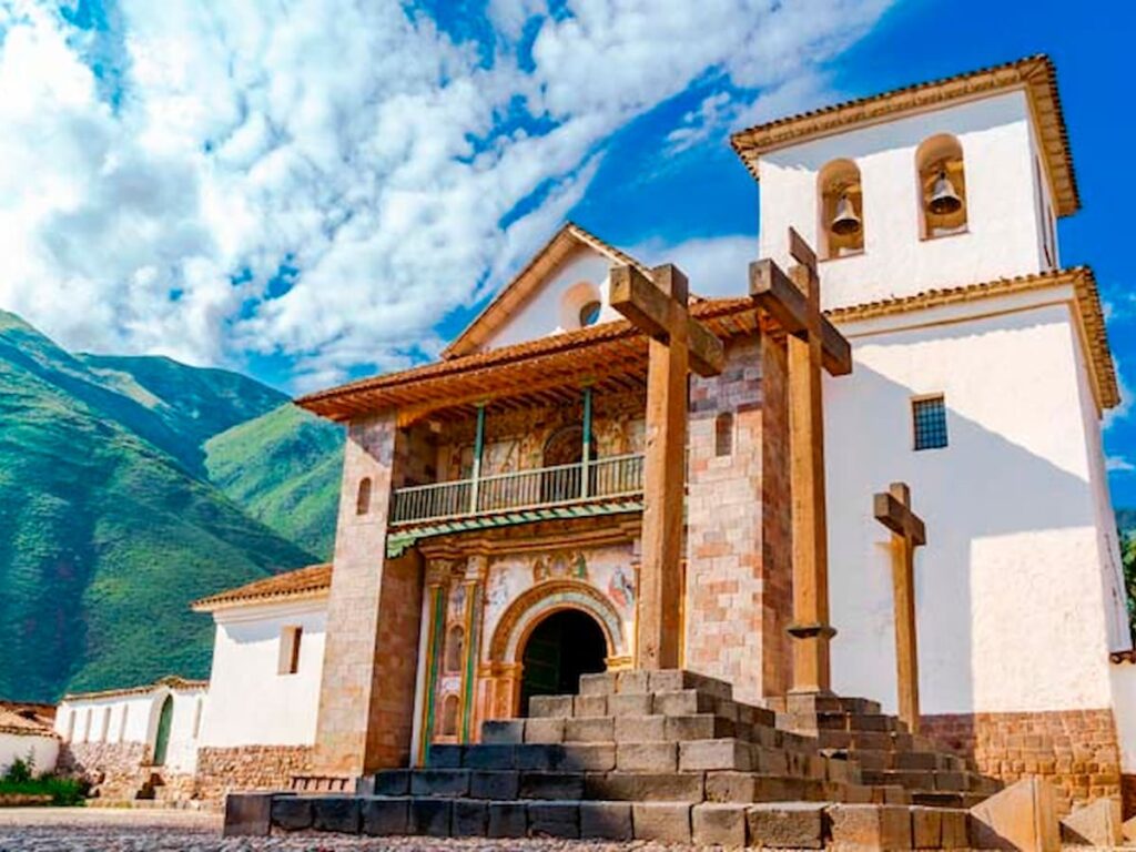 Fachada de la iglesia de San Pedro Apóstol de Andahuaylillas, conocida como la Capilla Sixtina de América