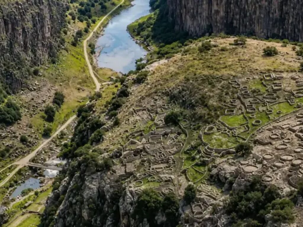 Muros y calles rectangulares de la ciudad wari de Pikillacta en Cusco