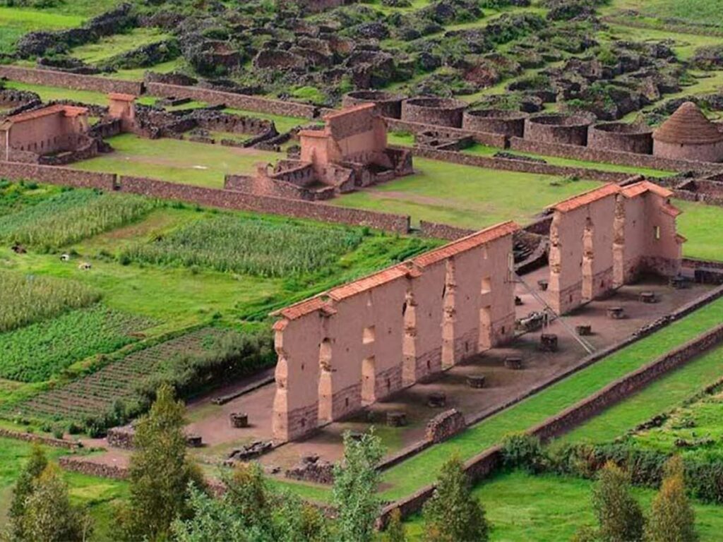 Muro central del Templo de Wiracocha en Raqchi, parada de la Ruta del Sol Cusco Puno