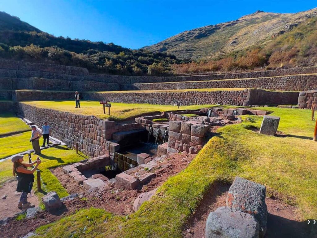Andenes y canales de agua del parque arqueológico de Tipón en el Valle Sur de Cusco
