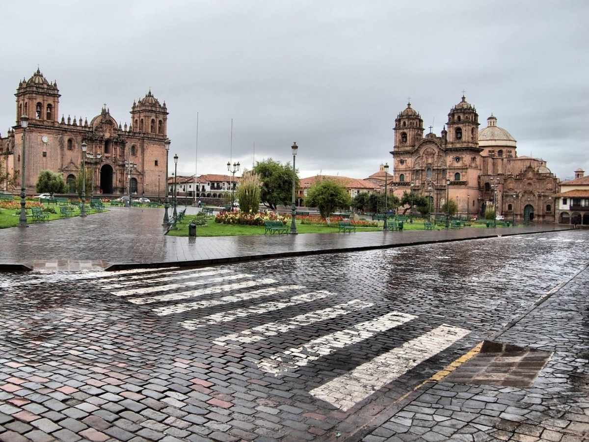 plaza de armas cusco en lluvias