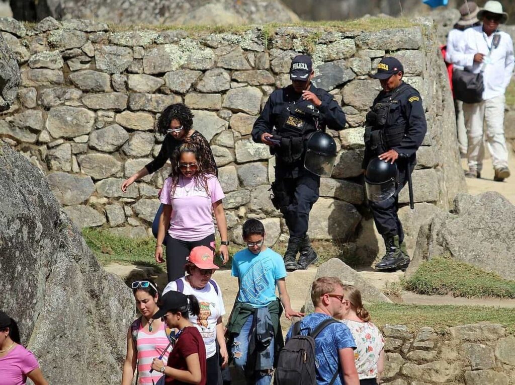 Expulsan a turistas en Machu Picchu