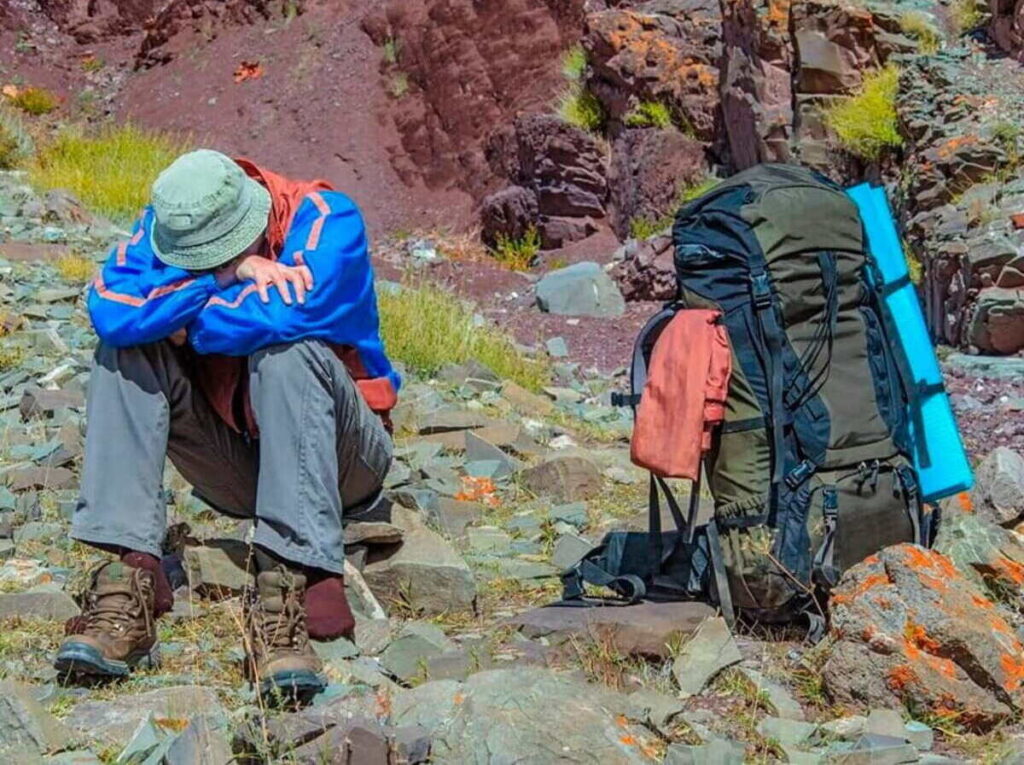 Turista descansando durante su visita a Machu Picchu por los efectos del mal de altura.