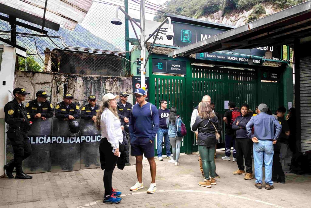 Turistas varados en Machu Picchu esperando poder continuar su viaje.