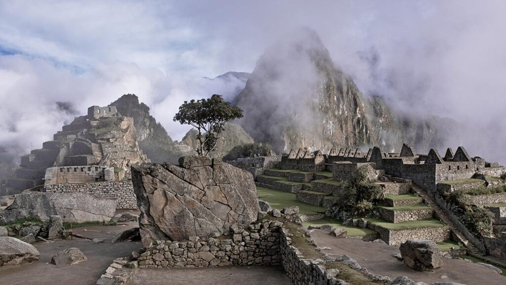 Machu Picchu durante temporada de lluvias con neblina
