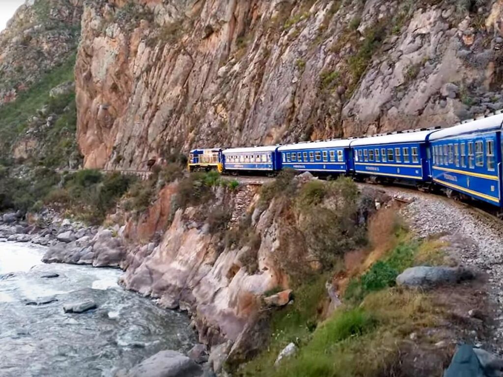 Tren de Ollantaytambo a Aguas Calientes rumbo a Machu Picchu