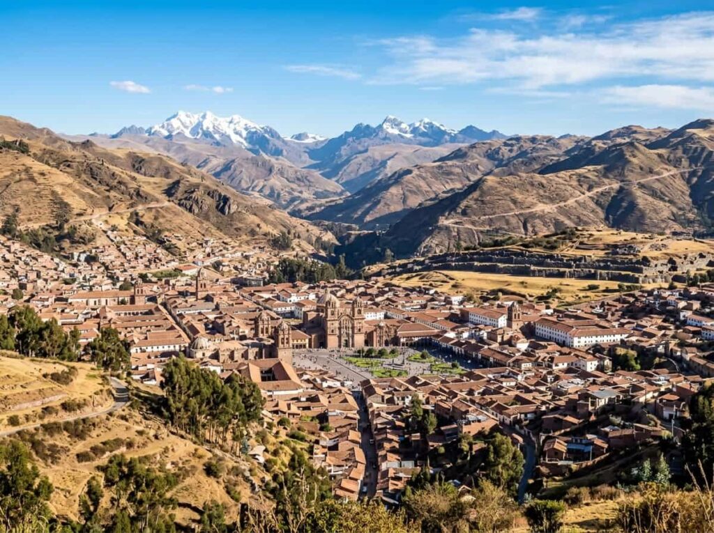 vista panorámica de cusco peru durante la temporada seca