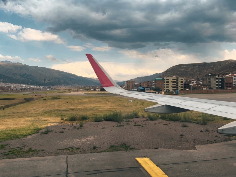 Fachada y zona de accesos del Aeropuerto Internacional Alejandro Velasco Astete en Cusco.