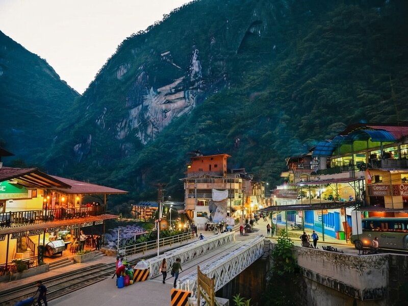 Calles pintorescas y entorno natural del pueblo de Aguas Calientes (Machu Picchu Pueblo).
