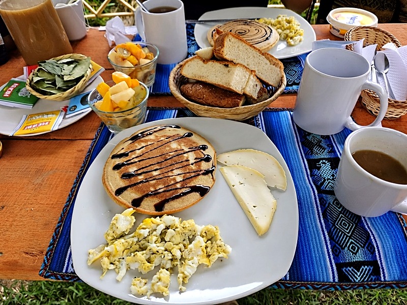 Turistas disfrutando del almuerzo y el entorno natural dentro del complejo arqueológico de Choquequirao