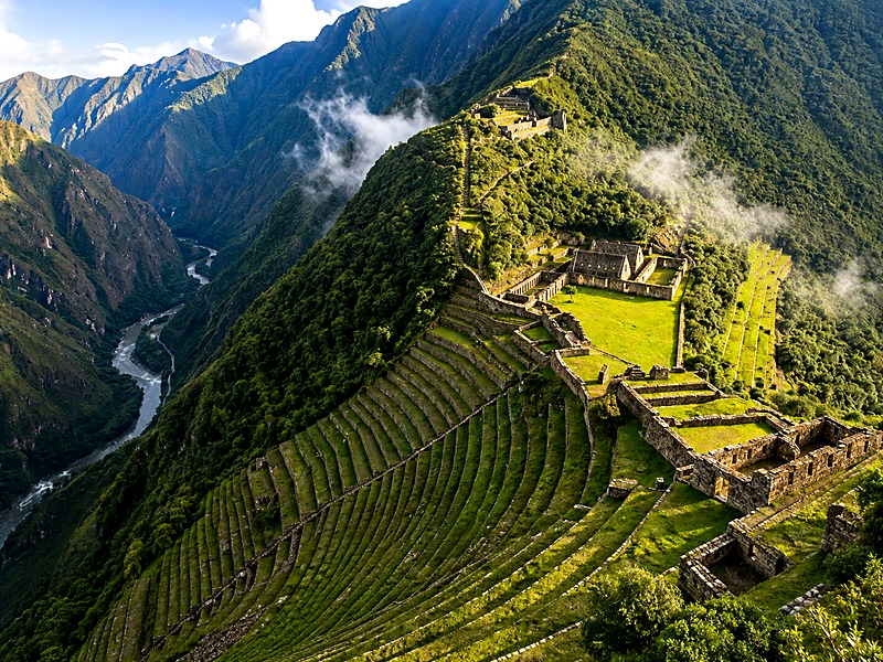 Plazas principales y estructuras de piedra de la ciudadela inca de Choquequirao