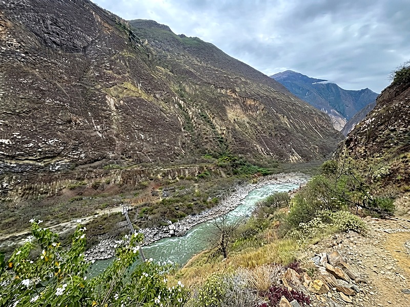Caminata de ascenso por la vegetación y sombra en el sector de Santa Rosa