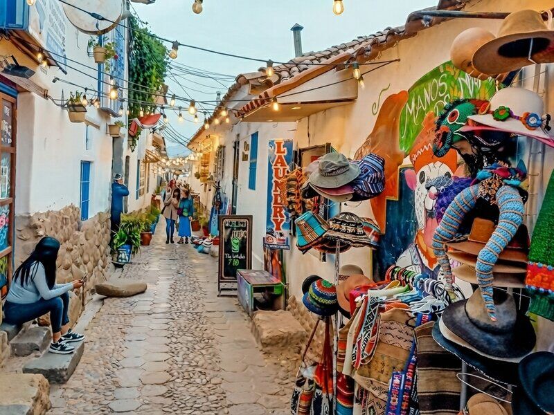 Calles empedradas y arquitectura tradicional del bohemio barrio de San Blas.