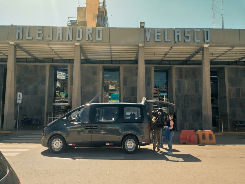 Pasajeros recibidos por el guía en el aeropuerto de Cusco para su traslado.