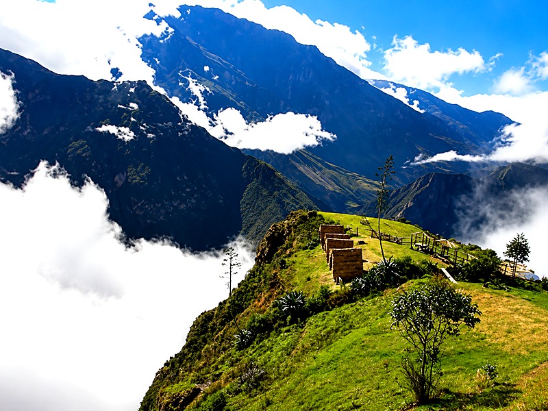 Vista panorámica impresionante del Cañón del Apurímac y el nevado Padreyoc desde el mirador