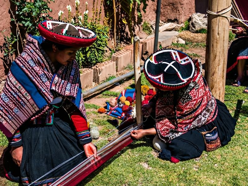 Terrazas arqueológicas y demostración de tejidos tradicionales en Chinchero.