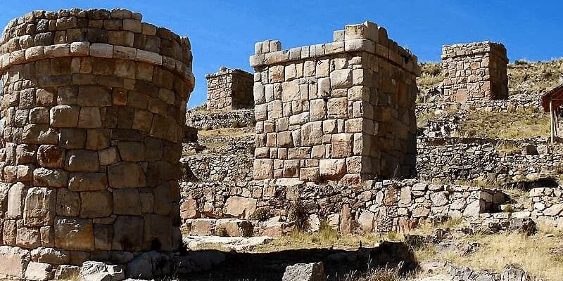 Las chullpas de Cutimbo, torres funerarias del pueblo aymara