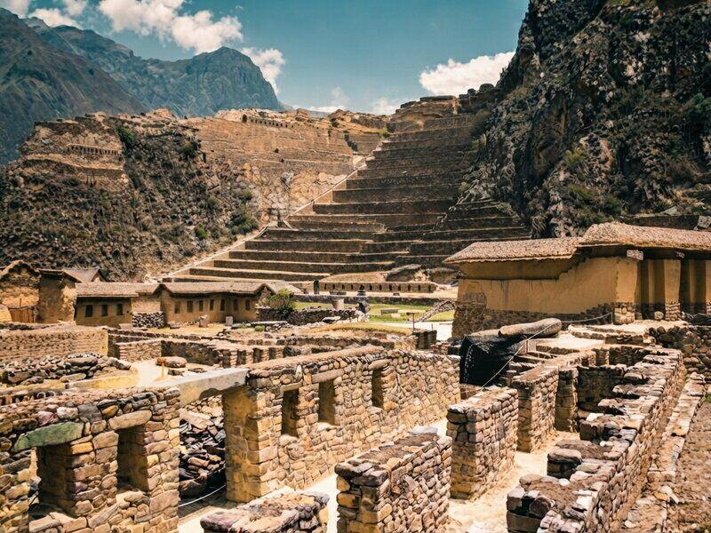Terrazas agrícolas y estructuras líticas principales en el sitio arqueológico de Ollantaytambo.