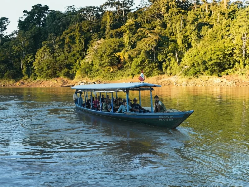 Bote navegando de regreso por el río Tambopata durante la mañana del último día