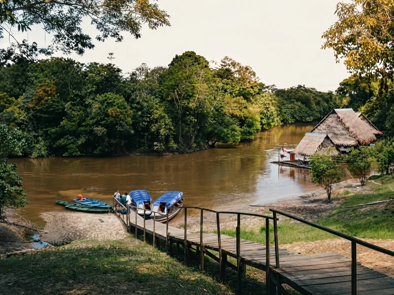 Grupo de viajeros llegando al puerto urbano tras finalizar su tour en la selva