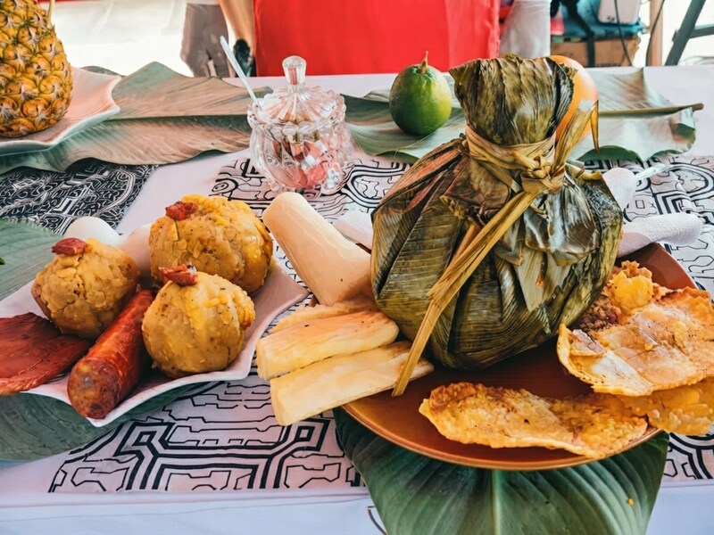 Variedad de alimentos frescos y jugos regionales servidos para el desayuno matutino.