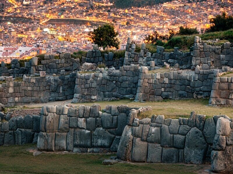Muros megalíticos de piedra tallada en el parque arqueológico de Sacsayhuamán.