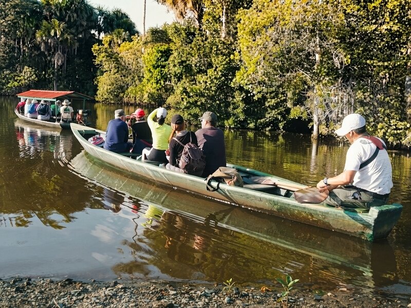 Navegación en bote a remo sobre las tranquilas aguas del Lago Sandoval.
