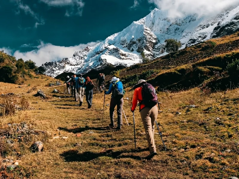 Trekking hacia la Laguna Humantay por los senderos andinos