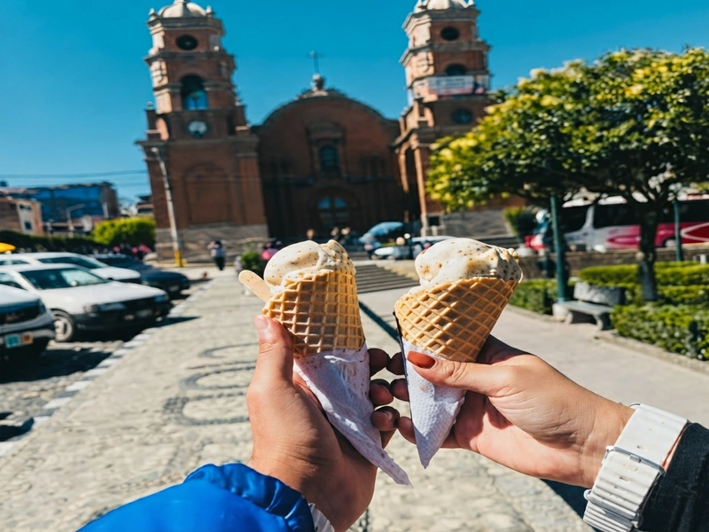 Viajeros probando helados típicos artesanales en la Plaza de Armas de Carhuaz
