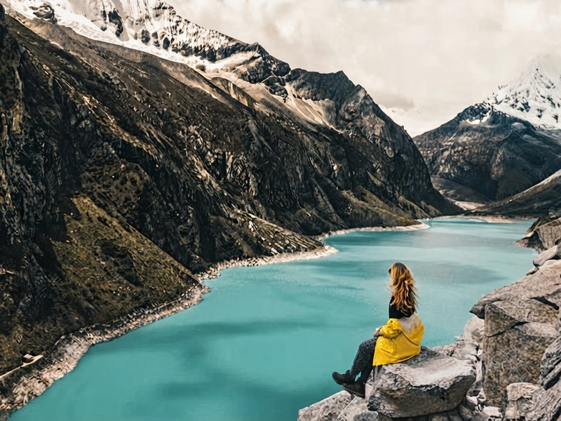 Visitantes recorriendo los senderos y la orilla de la Laguna Parón en la Cordillera Blanca