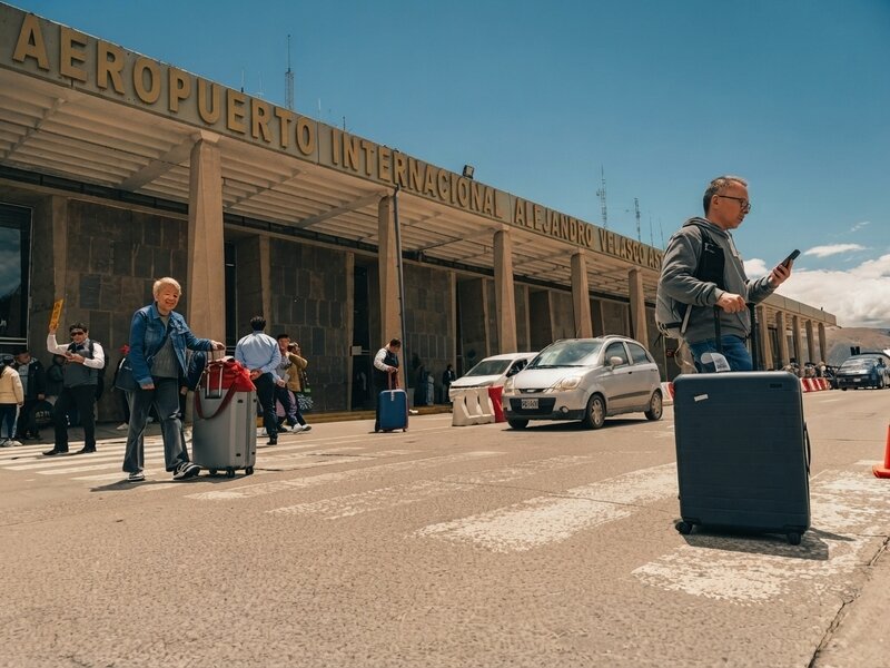Pasajero recibiendo asistencia y bienvenida en el aeropuerto de Cusco
