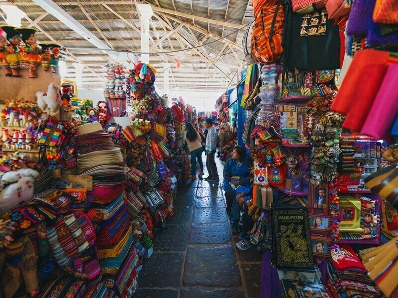 Puestos de artesanías textiles y coloridos recuerdos en el Mercado de San Pedro.
