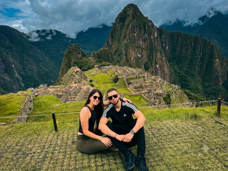 Pareja visitando la ciudadela de Machu Picchu