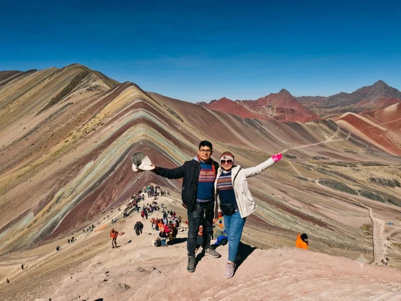 Pareja en la cima de la Montaña de 7 Colores
