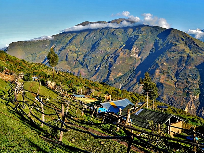 Vistas panorámicas de los Andes desde el poblado de Marampata al atardecer